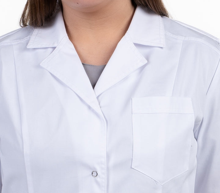 alt="Medicininis moteriskas chalatas baltos spalvos klasikine apykakle"